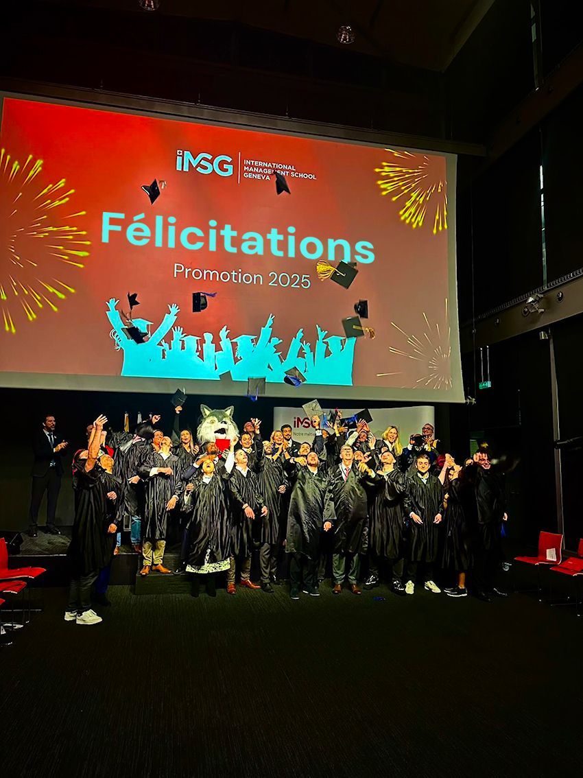 Les nouveaux diplômés célèbrent leur réussite